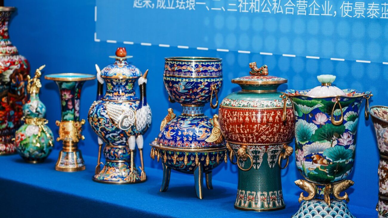 Chinese cloisonne enamel craft display